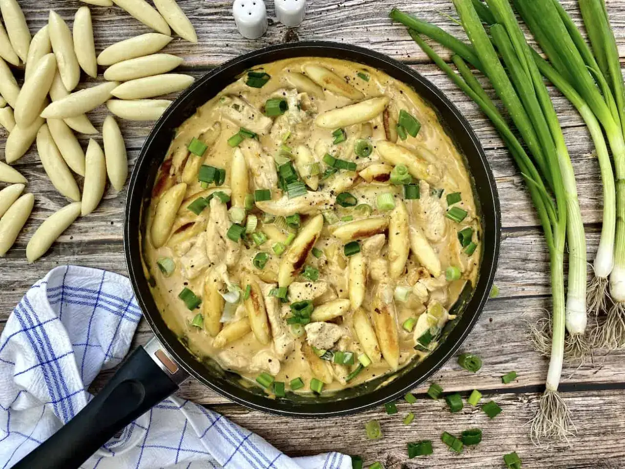 H&auml;hnchen-Nudel-Pfanne mit cremiger Sauce und Fr&uuml;hlingszwiebeln. Schnelle gesunde Rezepte, die begeistern!