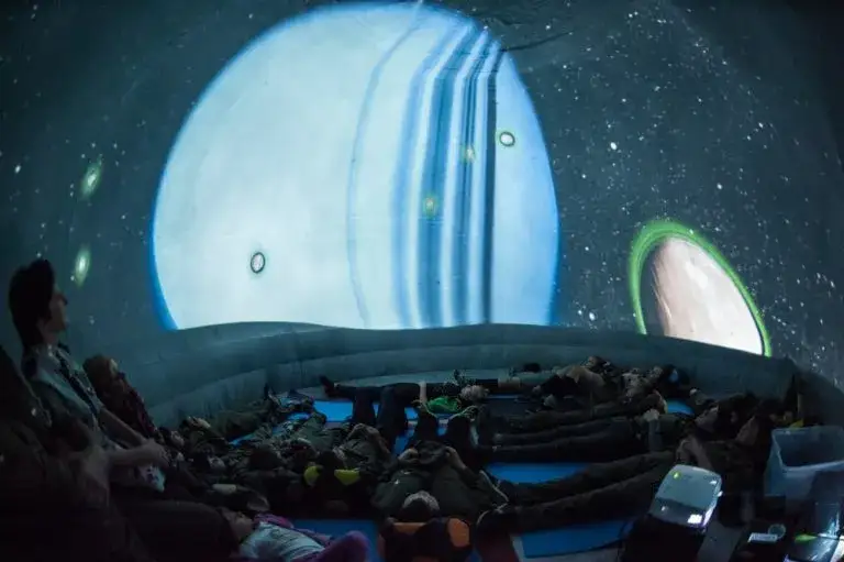 Zdjęcie Kino sferyczne co to jest i jak zmienia nasze doświadczenia filmowe