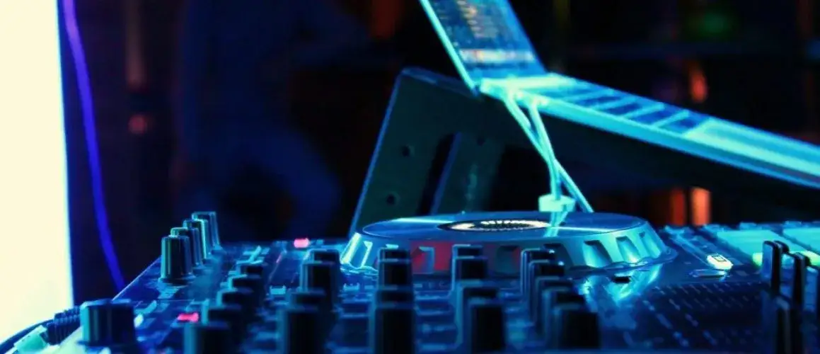 Zdjęcie DJ czy zespół na wesele: co wybrać, by nie żałować decyzji?