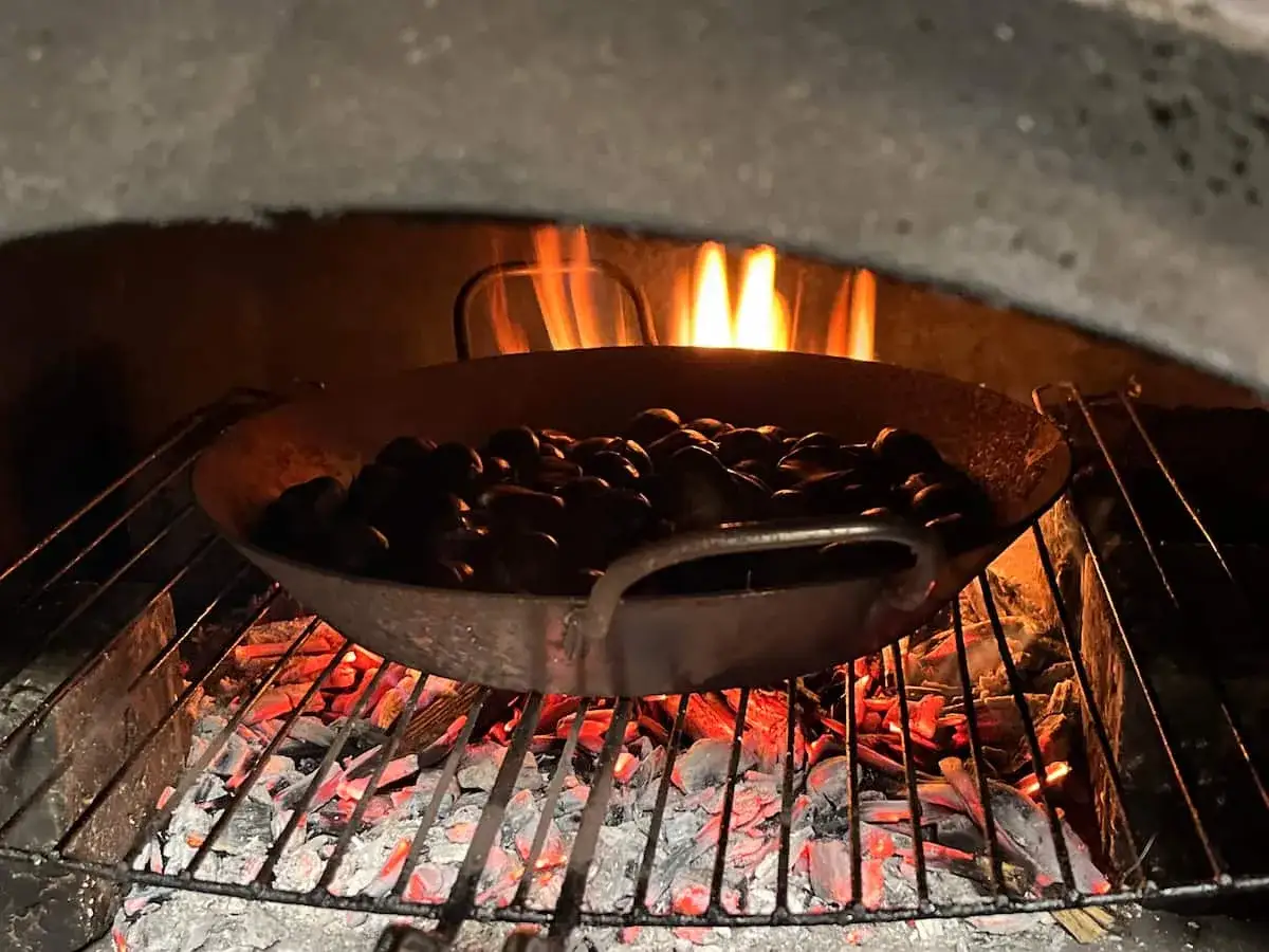 Zdjęcie Ch&acirc;taignes grill&eacute;es au feu de bois : Le secret d'une cuisson parfaite