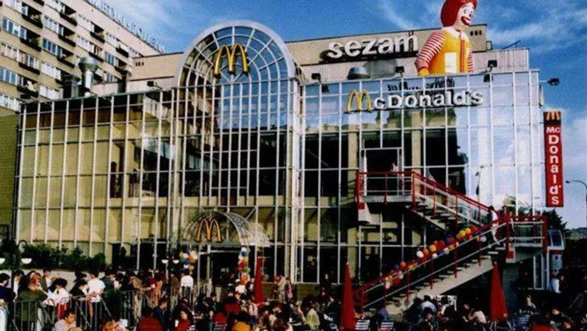 Zdjęcie Kiedy był pierwszy McDonald's w Polsce? Zaskakujące fakty i historia