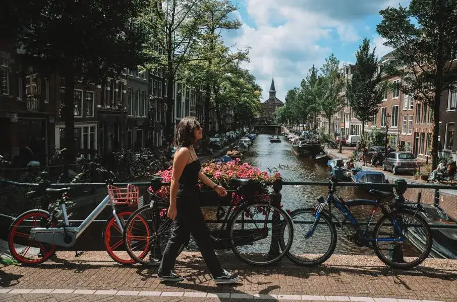 Zdjęcie Gdzie leży Amsterdam? Odkryj jego lokalizację w Holandii