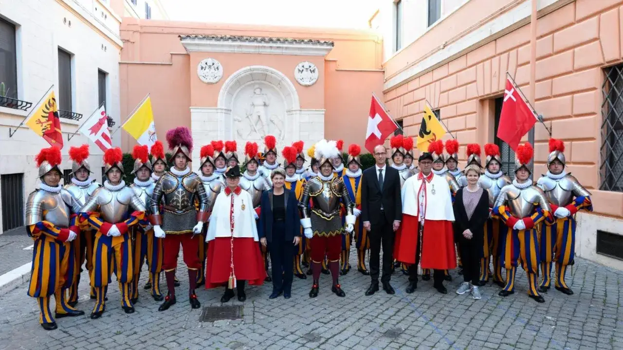 Die Schweizer Garde im Vatikan posiert in ihren bunten Uniformen und R&uuml;stungen.