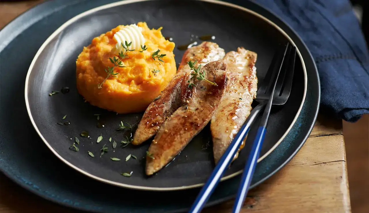 Trois aiguillettes de canard po&ecirc;l&eacute;es, servies avec une pur&eacute;e de patate douce onctueuse, garnie de beurre et de thym.