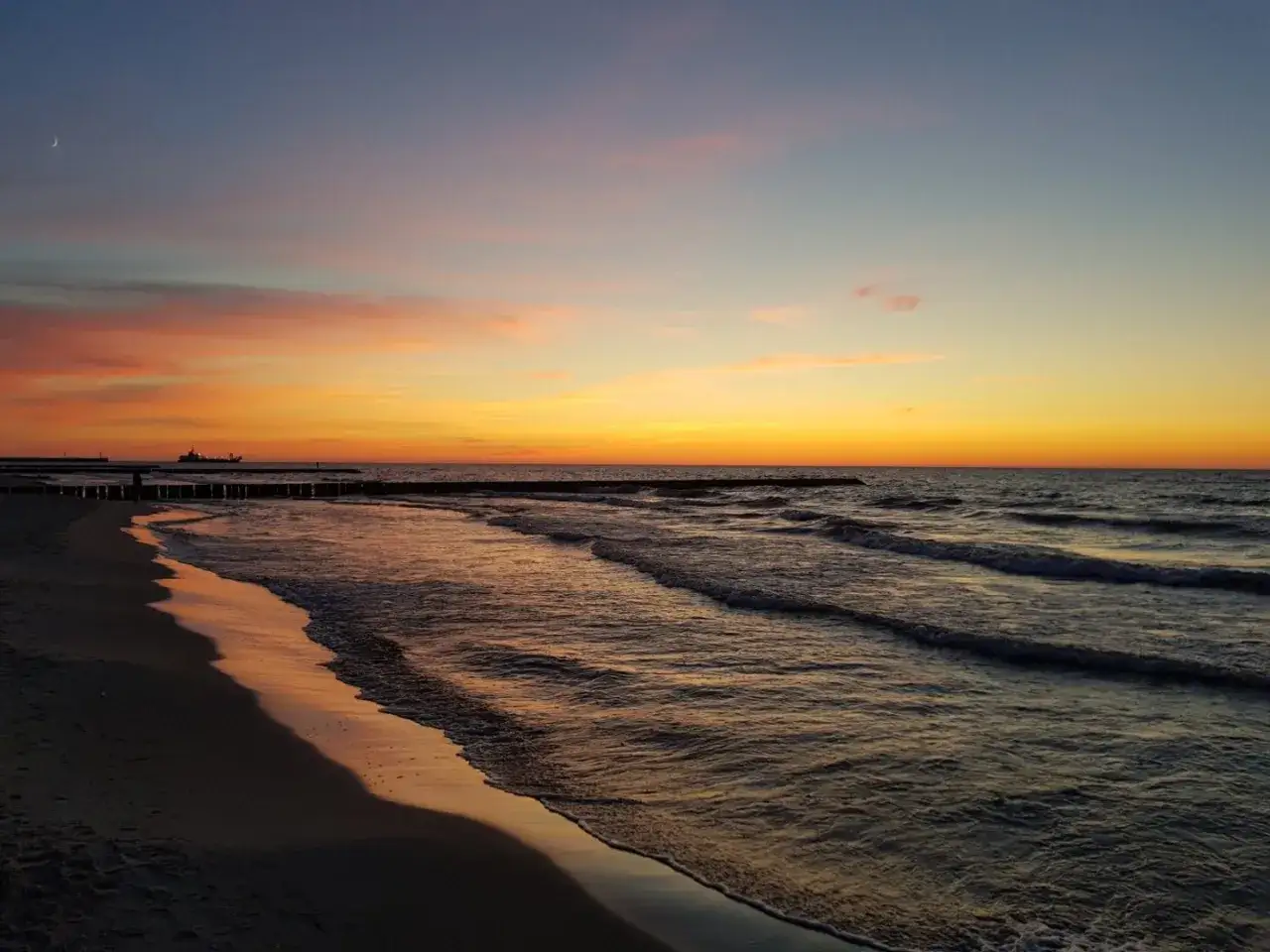 Por&oacute;wnanie plaż Ustka wsch&oacute;d zach&oacute;d
