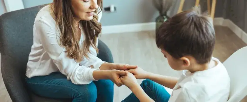 Dziecko w nocy z lękiem lub rodzic pocieszający dziecko