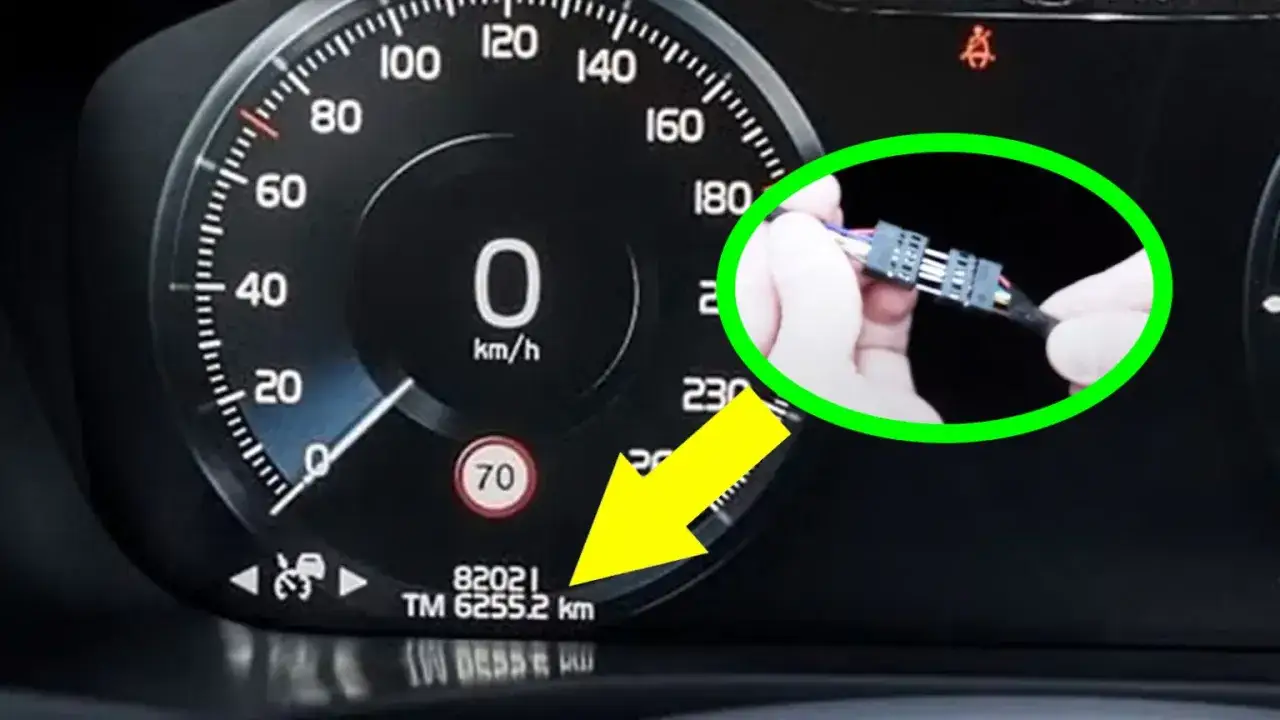 Kolla miltal p&aring; bil: 6255.2 km. En hand h&aring;ller i en kabelkontakt.