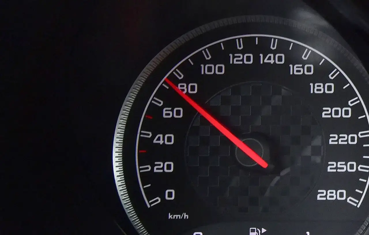 Prędkościomierz pokazuje ok. 80 km/h. Czyżby auto szarpie przy dodawaniu gazu benzyna?