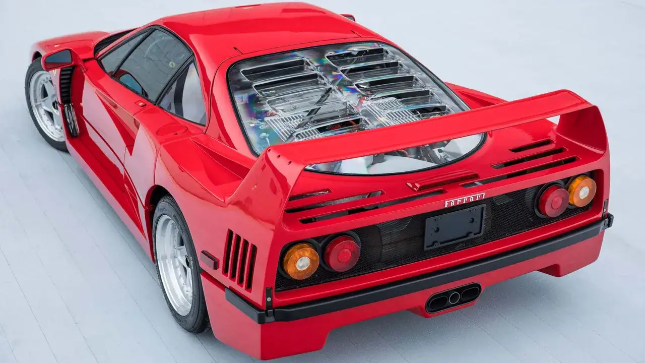 Roter Ferrari F40 mit sichtbarem Motor. Der Ferrari F40 Neupreis war damals ein Traum f&uuml;r viele.