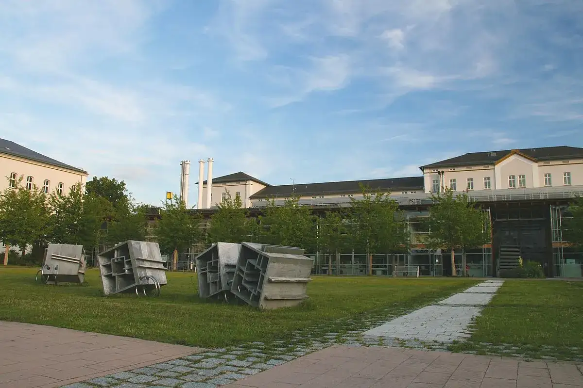 Moderne Geb&auml;ude und Skulpturen auf dem Campus, ideal f&uuml;r ein Bachelorstudium Amberg.