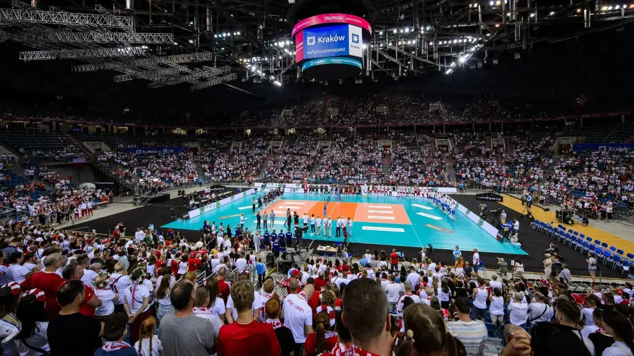 Widownia kibicuje podczas meczu siatk&oacute;wki w Tauron Arenie Krak&oacute;w. Wszyscy w biało-czerwonych barwach, gotowi do dopingu dla drużyny.
