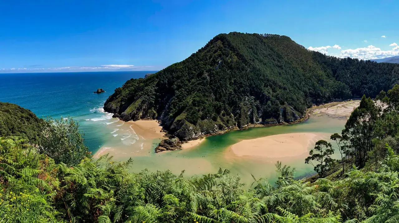 Paisaje costero de Cantabria: playa, río y montaña verde. Ideal para tu plan de qué ver en Cantabria en 4 días.