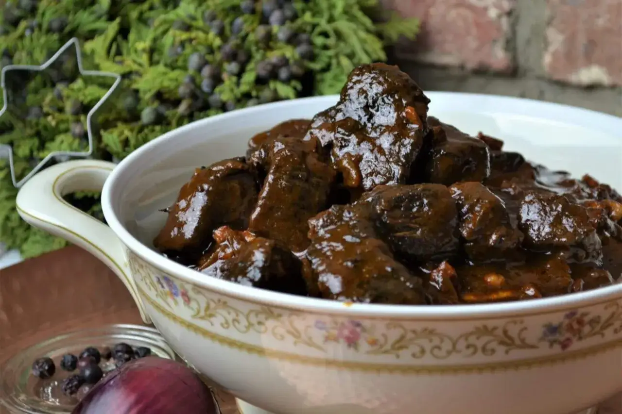 Hirschgulasch mit Wacholderbeeren, Lorbeer und Piment