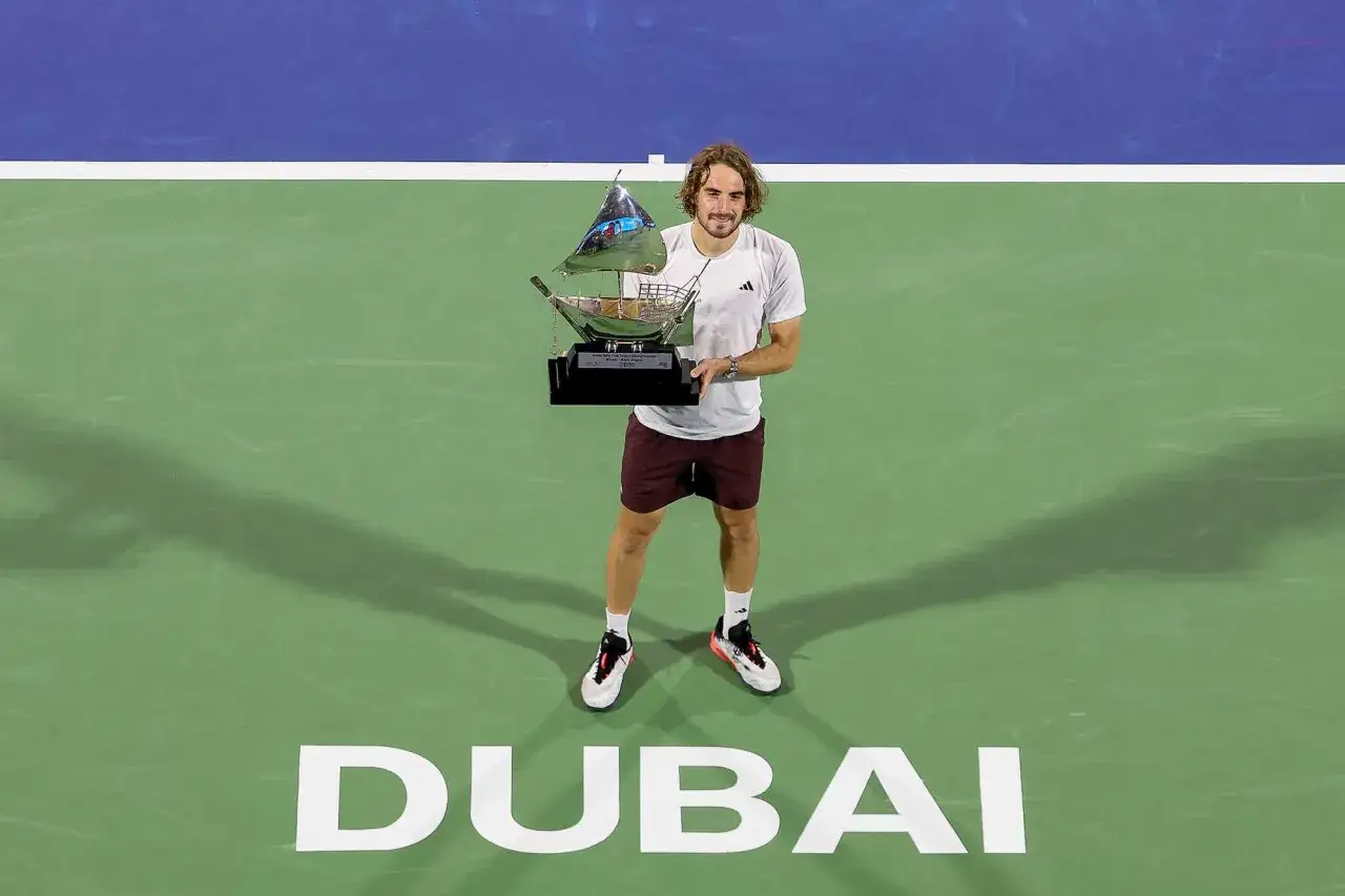Tenisista Stefanos Tsitsipas z pucharem na korcie w Dubaju. Czy to zapowiedź jego sukces&oacute;w na tenis Dubaj 2025?