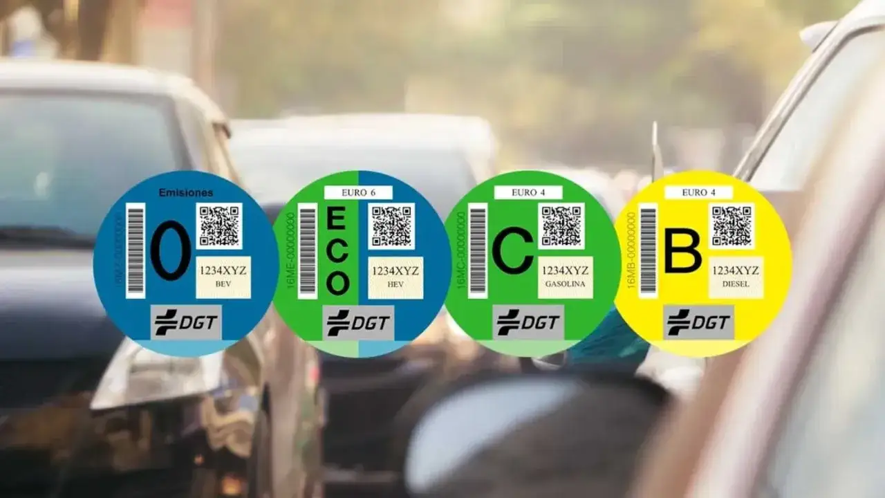 Pegatinas DGT de emisiones: Cero, ECO (Euro 6), C (Euro 4 gasolina) y B (Euro 4 diésel).