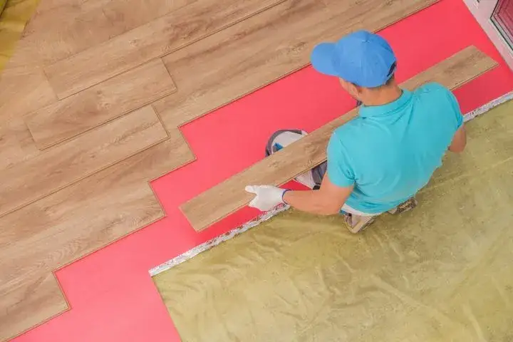 Zapobieganie puchnięciu paneli dylatacje i izolacja