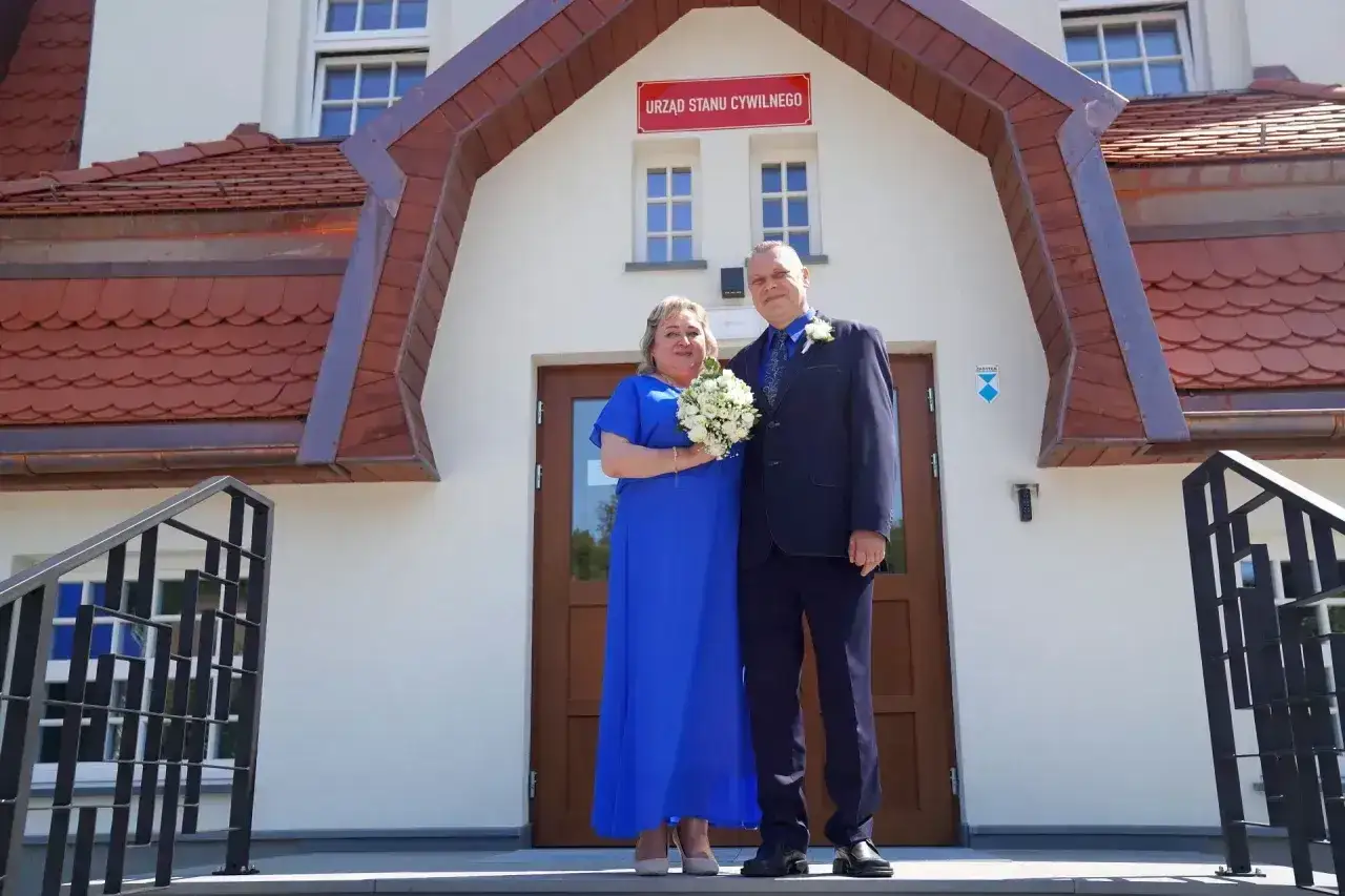 Para młoda przed Urzędem Stanu Cywilnego. Zastanawiasz się, jakie dokumenty do ślubu konkordatowego są potrzebne?