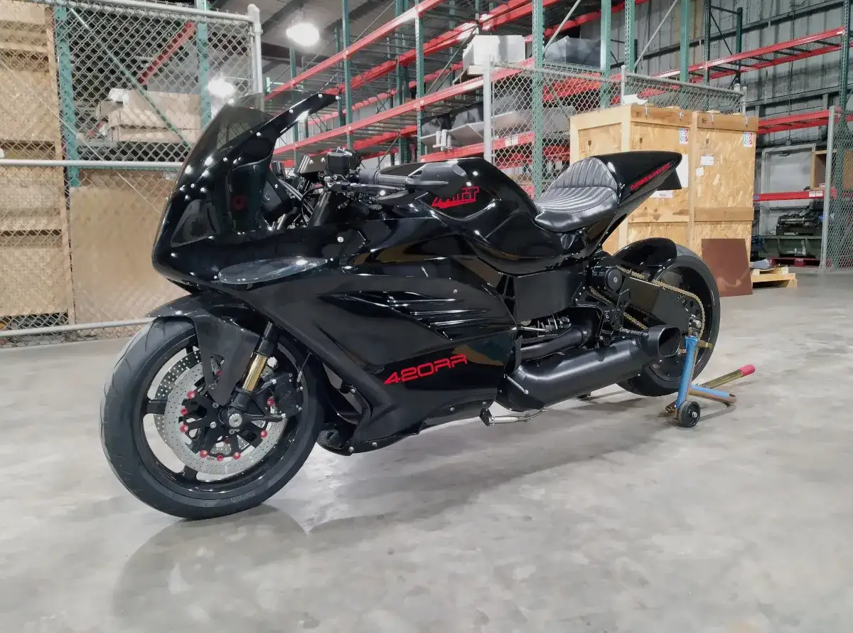 Motocicleta negra brillante MTT 420RR lista para la pista, con detalles rojos y un dise&ntilde;o aerodin&aacute;mico.