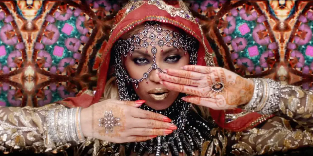 Beyoncé w stroju inspirowanym kulturą Indii, z bogatymi zdobieniami i makijażem, jak w teledysku Coldplay 