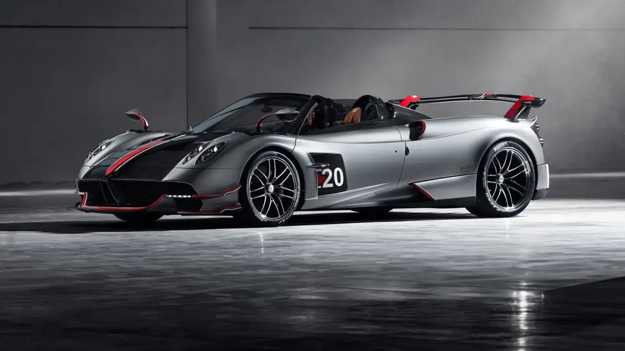 Srebrny Pagani Huayra z czerwonymi akcentami i numerem 20 na drzwiach. Niesamowita maszyna, której pagani huayra cena przyprawia o zawrót głowy.
