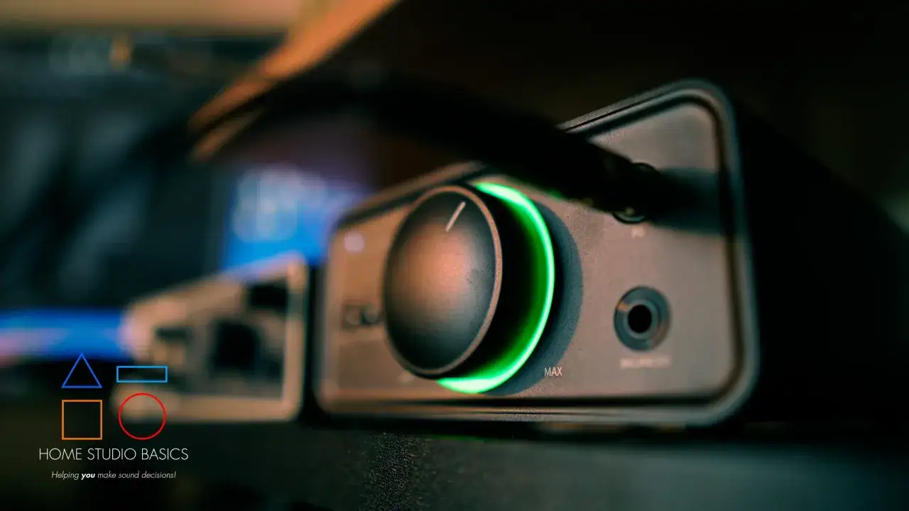 Nahaufnahme des FiiO K7 im Test. Der Drehregler leuchtet gr&uuml;n.