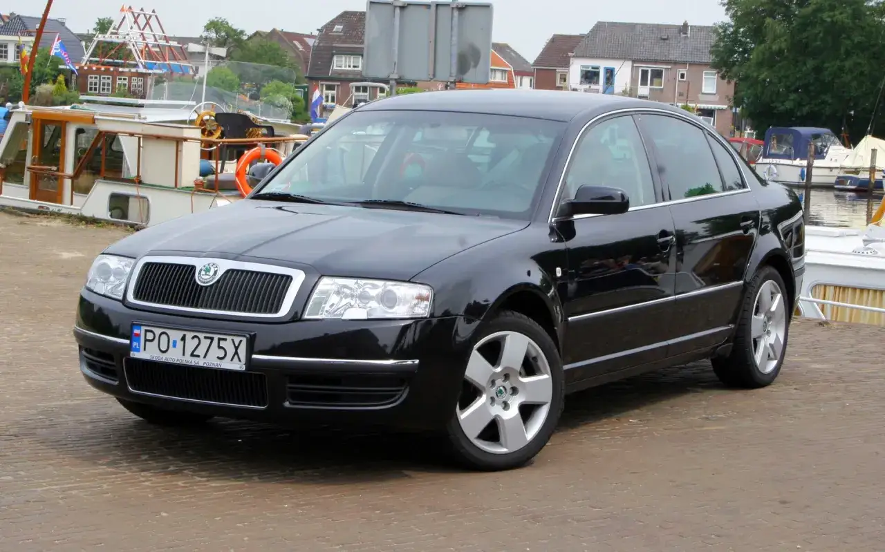 Czarna Skoda Superb, idealna na rodzinne wycieczki, tanie v6.