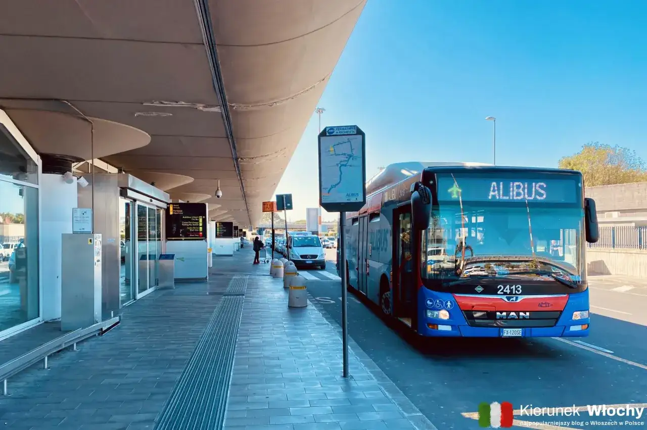 Autobus Alibus na lotnisku w Trieście. Czekam na odjazd, by rozpocząć włoską przygodę.