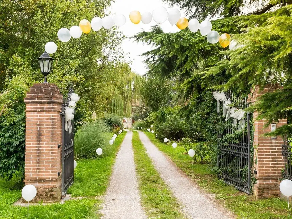 Bramy weselne ozdobione balonami i wstążkami. Tradycja ta symbolizuje przejście do nowego życia, a goście często witają parę młodą, wręczając jej symboliczne prezenty.