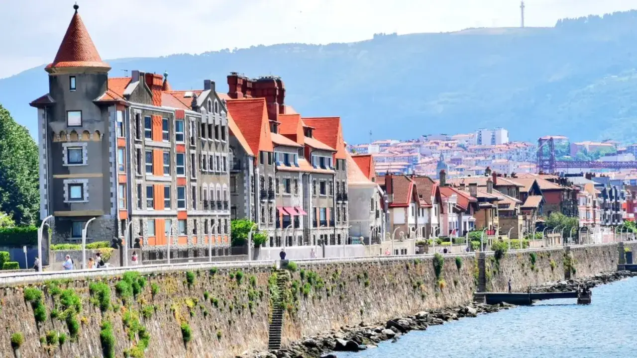 Edificios coloridos y un paseo marítimo bordean el mar en el paseo de las grandes villas Getxo.
