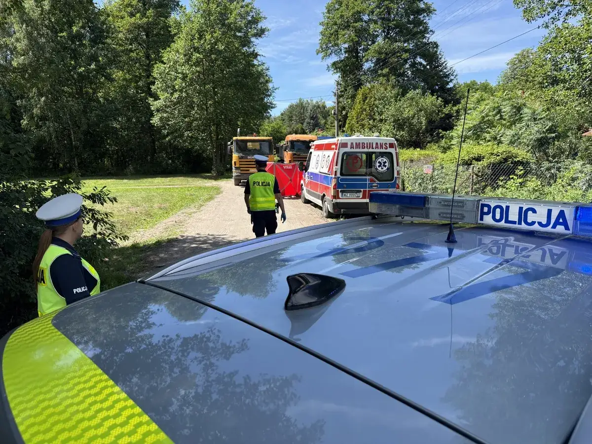 Policja i karetka na miejscu zdarzenia. Sytuacja wygląda na potrącenie rowerzysty bez wezwania policji.
