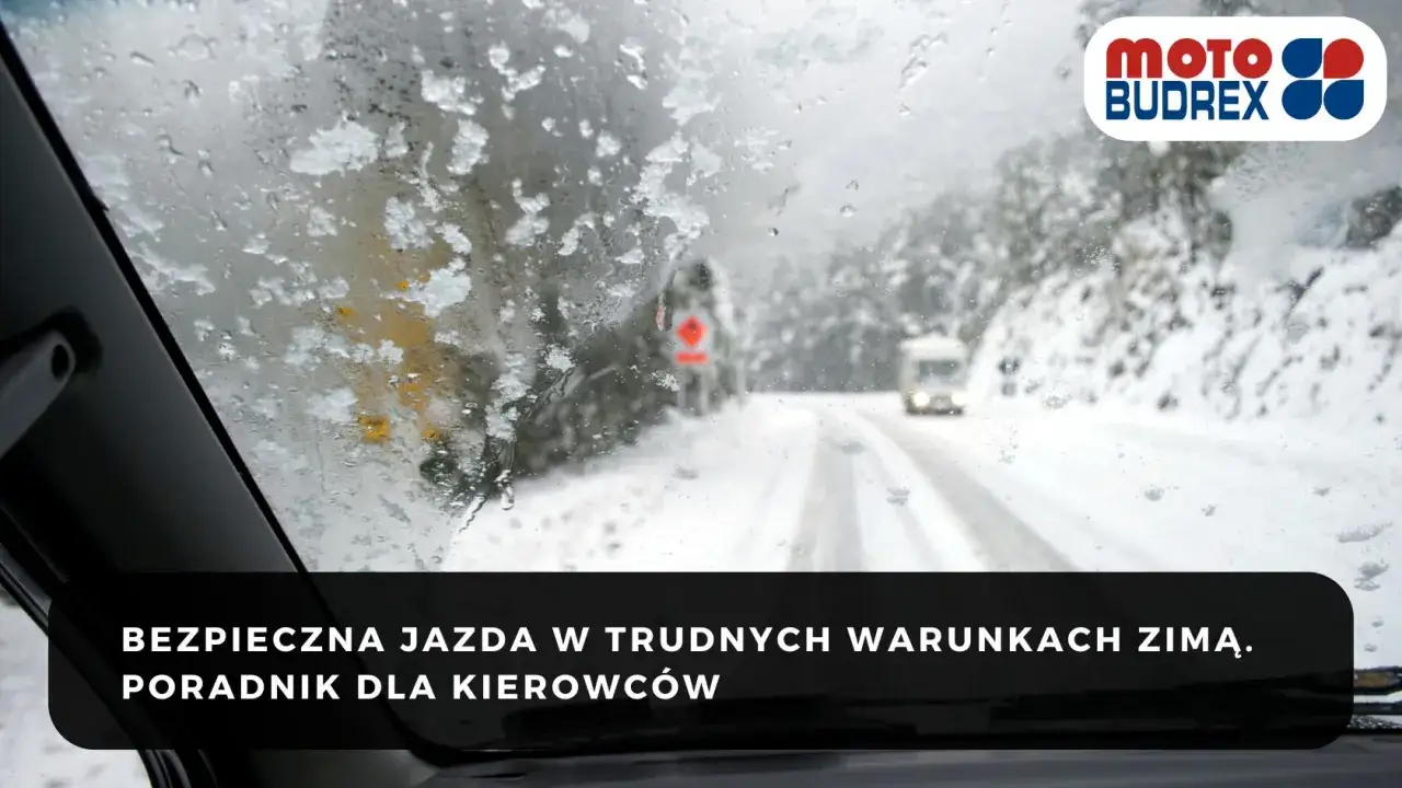 Widok zza zaparowanej szyby na drogę pokrytą lodem i śniegiem. W oddali widać samoch&oacute;d. Bezpieczna jazda w trudnych warunkach zimą.
