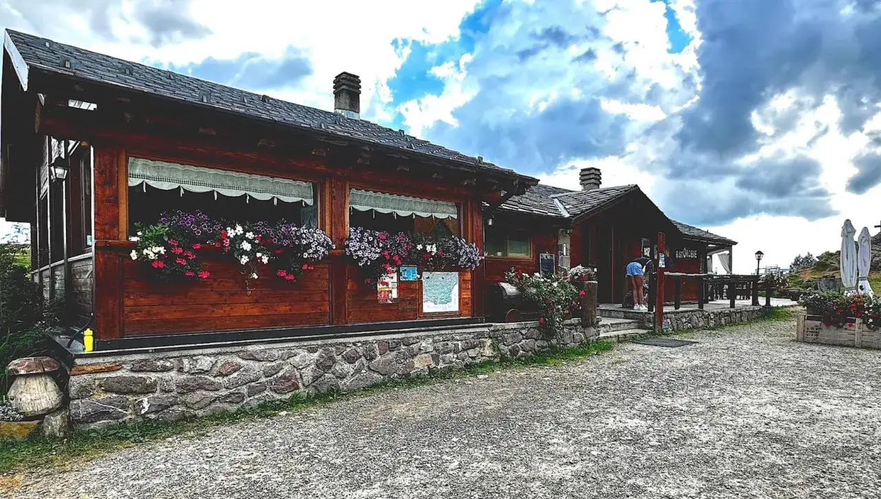 Ristorante in legno con fiori colorati, un'oasi di pace per chi ama la natura, come il nostro amico Ferdy Wild.