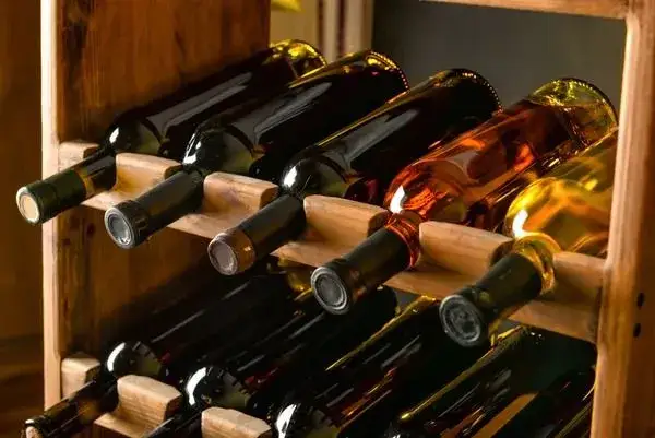 regał na wino ze skrzynek drewnianych DIY