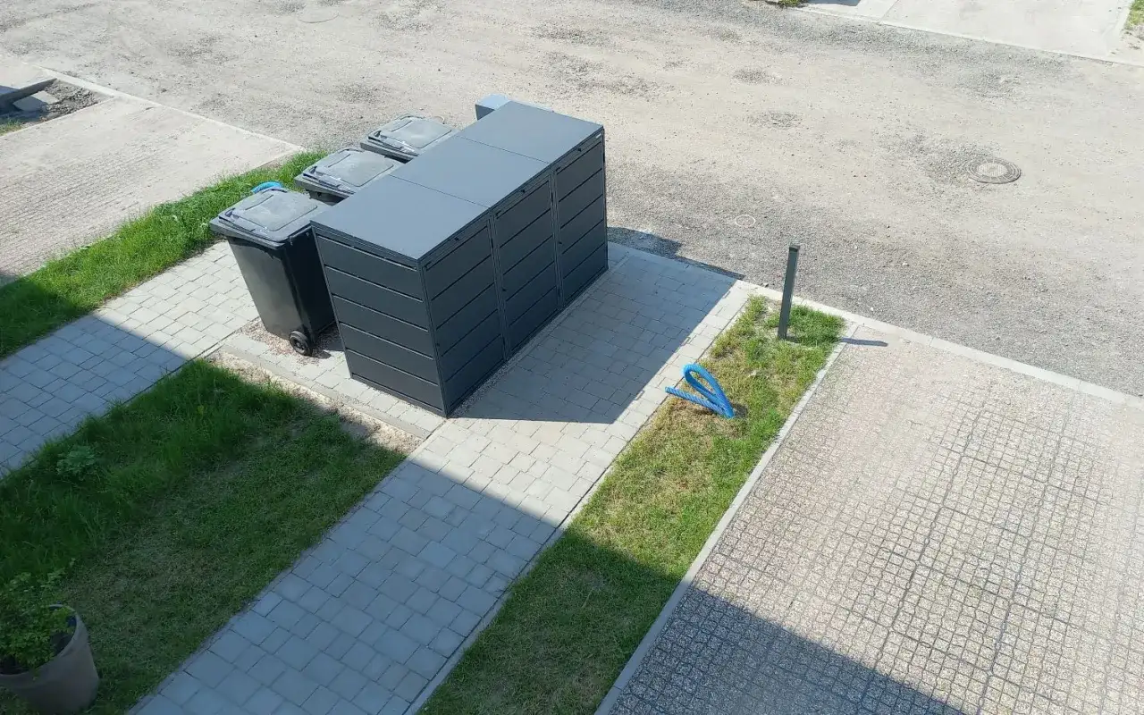 Nowoczesna zabudowa śmietnikowa i kosze na śmieci. Zastanawiasz się, jak mierzyć odległość śmietnika od okien? Oto praktyczny przykład.