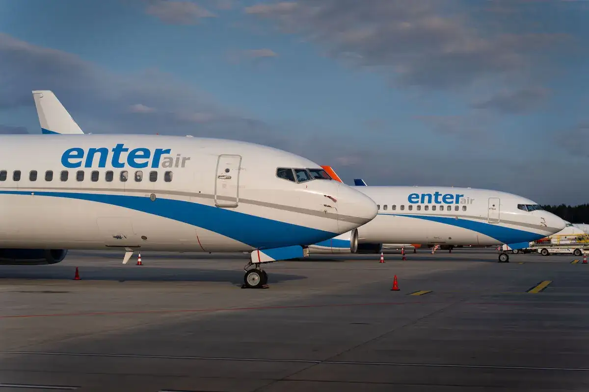 Dwa samoloty Enter Air na płycie lotniska. Szukając enter air - opinie forum, zobaczysz takie maszyny.