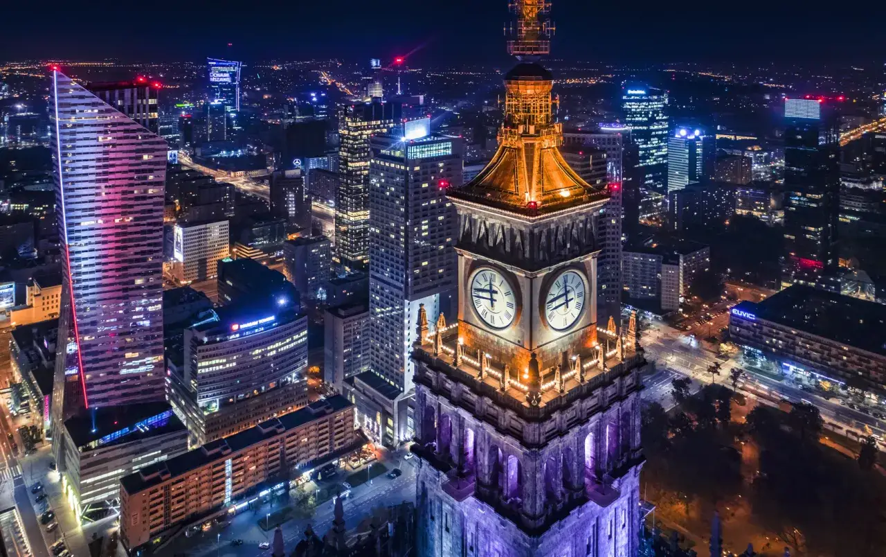 panorama Warszawy nocą, nowoczesne budynki, centrum