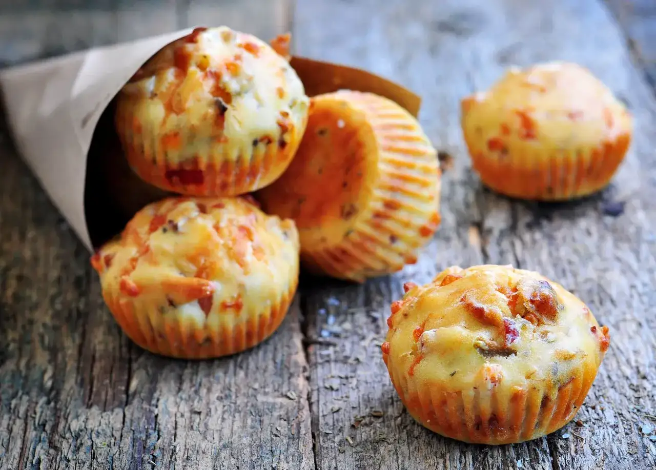 Muffins aux œufs et légumes, parfaits pour un petit-déjeuner ou un brunch. Une recette facile à réaliser.