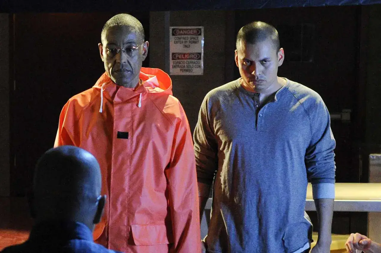 Gus Fring in orange, Mike Ehrmantraut und Tuco Salamanca. Die besetzung von Breaking Bad in einer d&uuml;steren Szene.