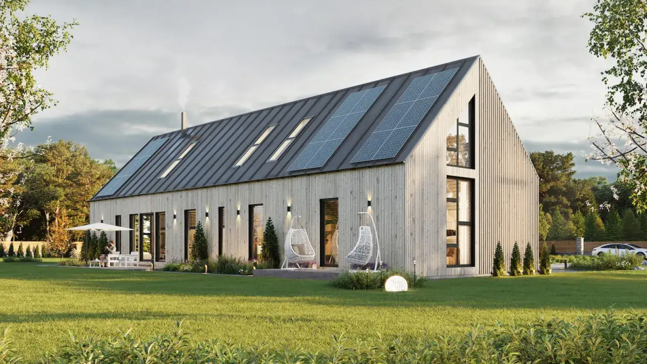 Modernt trähus med solpaneler på taket. En härlig utbyggnad hus inspiration med uteplats och hängstolar i trädgården.