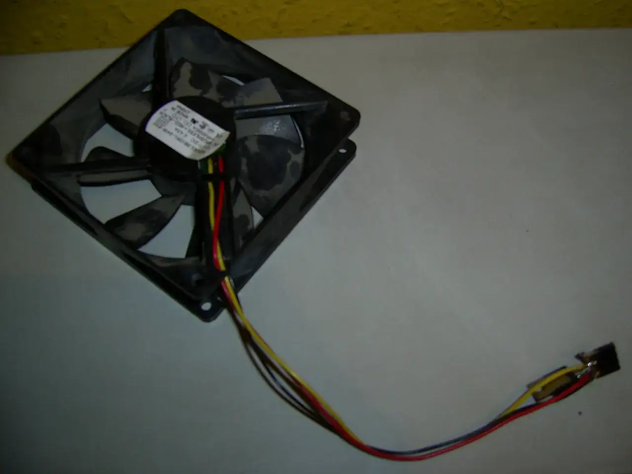 wentylator komputerowy 3 pin vs 4 pin schemat