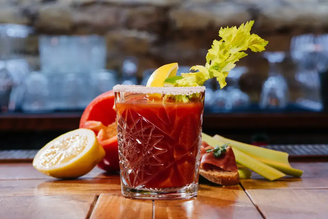Bloody Mary na soku pomidorowym kontra na passacie: koktajl z selerem, cytryną i papryką.