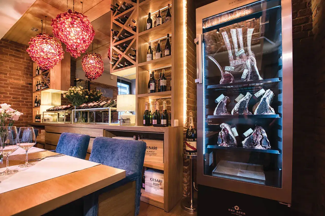 Elegancka restauracja w Bielsku z dojrzewającą wołowiną w witrynie. Idealne miejsce dla szukających najlepszych restauracji w Bielsku.