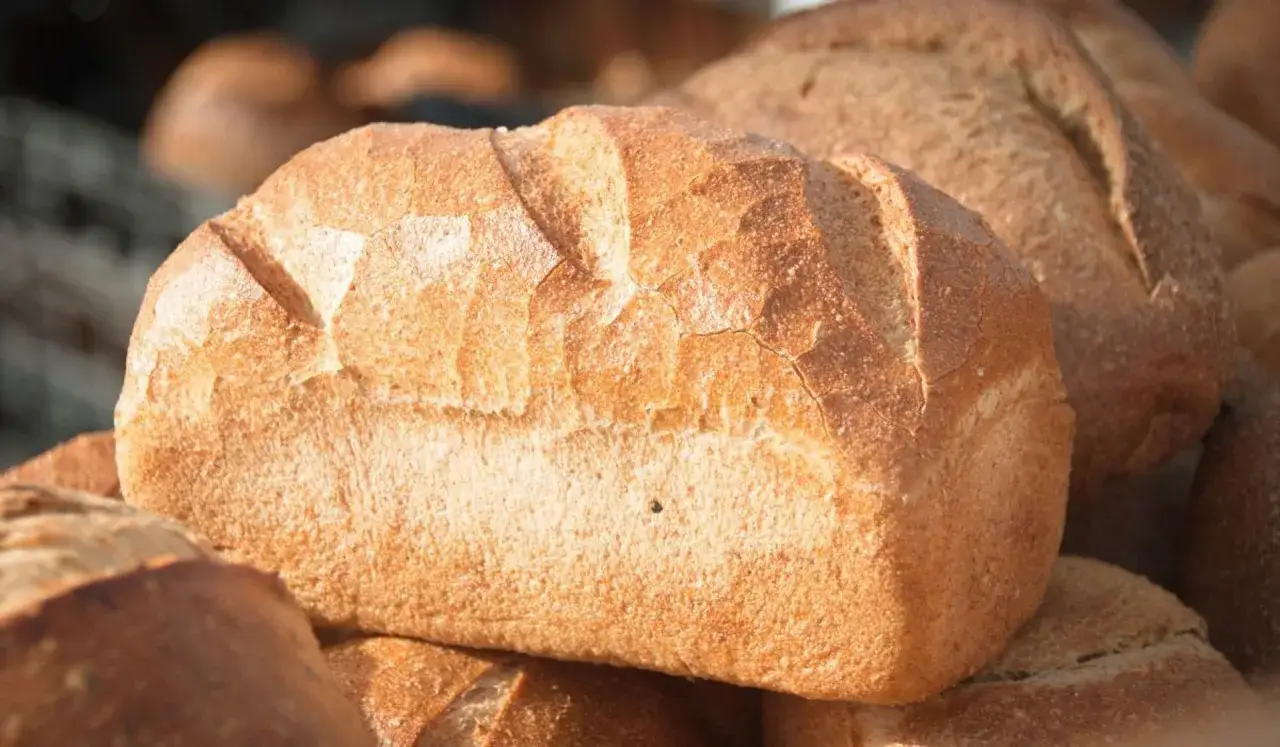Złociste bochenki chleba, idealne do rozmrożenia w piekarniku, by znów były świeże i chrupiące.