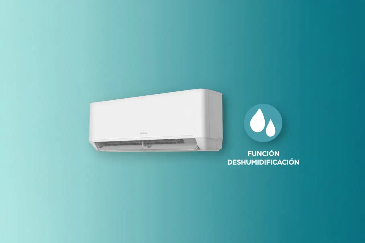 Un moderno aire acondicionado blanco con función deshumidificador, ideal para mantener un ambiente confortable y seco.