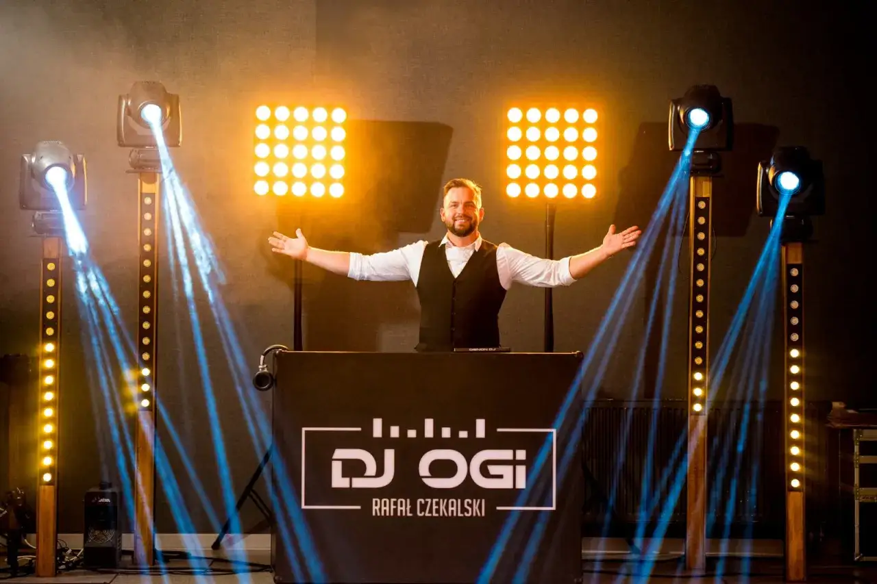 DJ Ogi Rafał Czekalski gotowy do imprezy! Zastanawiasz się, ile kosztuje dj na wesele? Sprawdź ofertę!