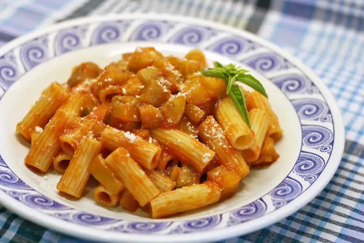 Macarrones con salsa de tomate y trocitos de verdura, perfectos para un bebé de 1 año.