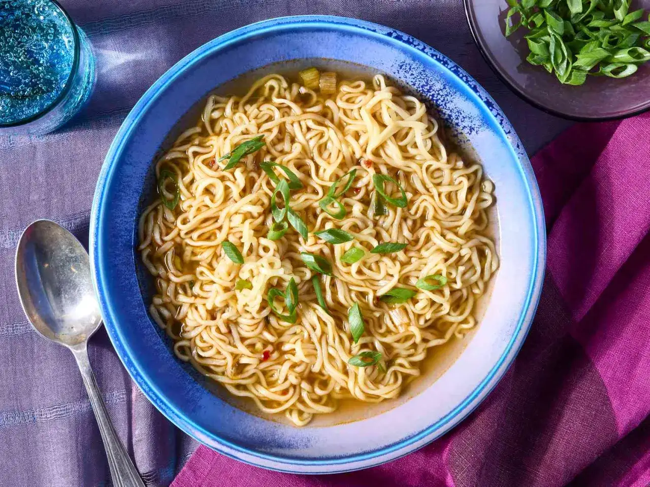 En sk&aring;l med nudlar i buljong, toppad med salladsl&ouml;k. Ett enkelt och gott ramen recept f&ouml;r en snabb m&aring;ltid.