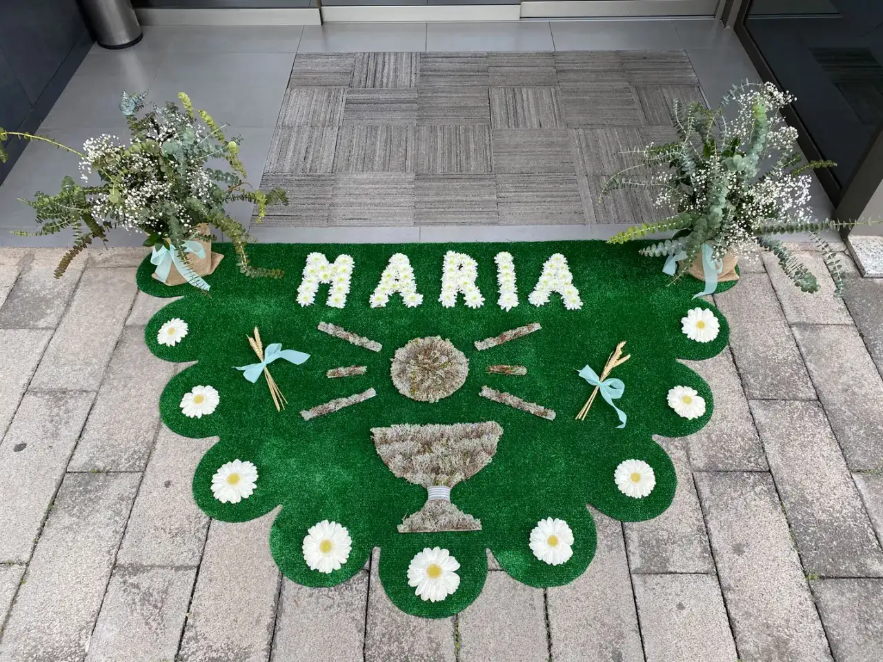 Decoraci&oacute;n comuni&oacute;n ni&ntilde;a casera: alfombra verde con el nombre 