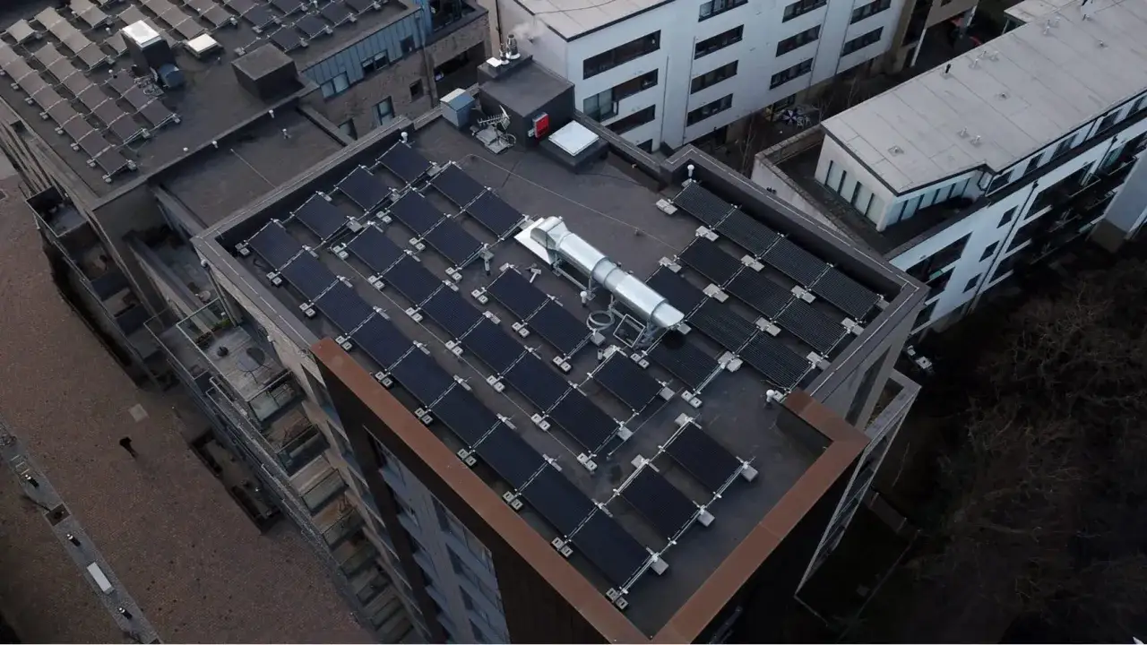 Nowoczesna fotowoltaika we wspólnocie mieszkaniowej na dachach budynków. Panele słoneczne zapewniają zieloną energię.