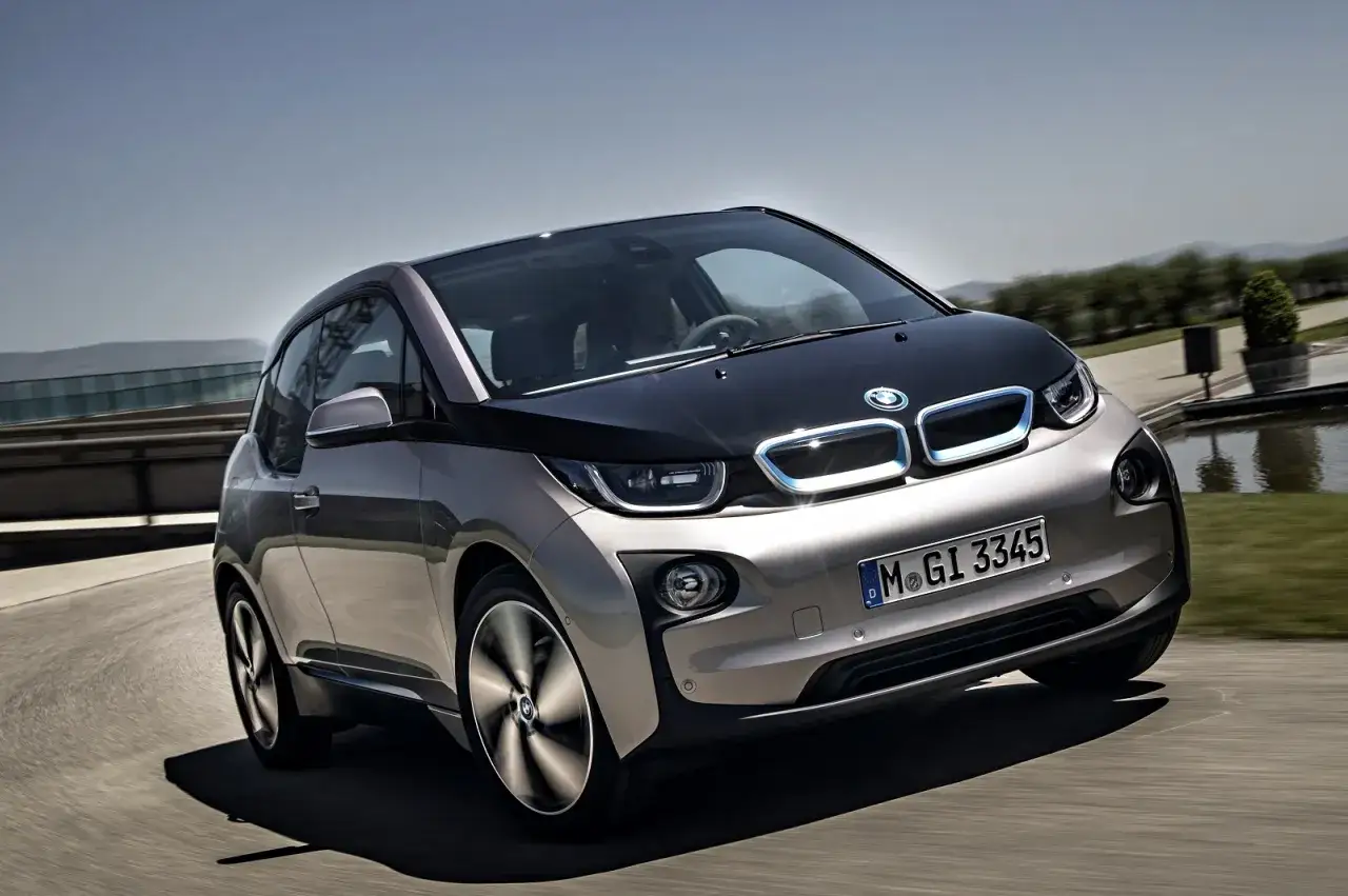 BMW i3 en movimiento, destacando su diseño futurista y su gran **bmw i3 autonomia** para viajes largos.